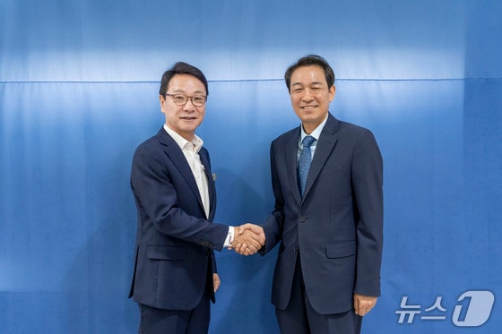 우상호 강원지사 당선인(사진 오른쪽)과 민선 9기 인수위원장에 임명된 김헌영 전 강원대 총장.(우상호 측 제공. 재판매 및 DB금지)/뉴스1