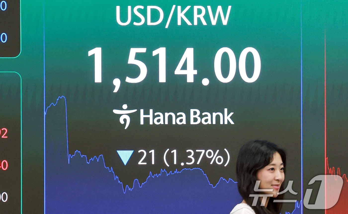 9일 서울 중구 하나은행 본점 딜링룸 전광판에 환율이 표시되고 있다. 서울외환시장에서 달러·원 환율은 전일 대비 21원 내린 1514원에 거래되고 있다. 2026.6.9 ⓒ 뉴스1 이호윤 기자