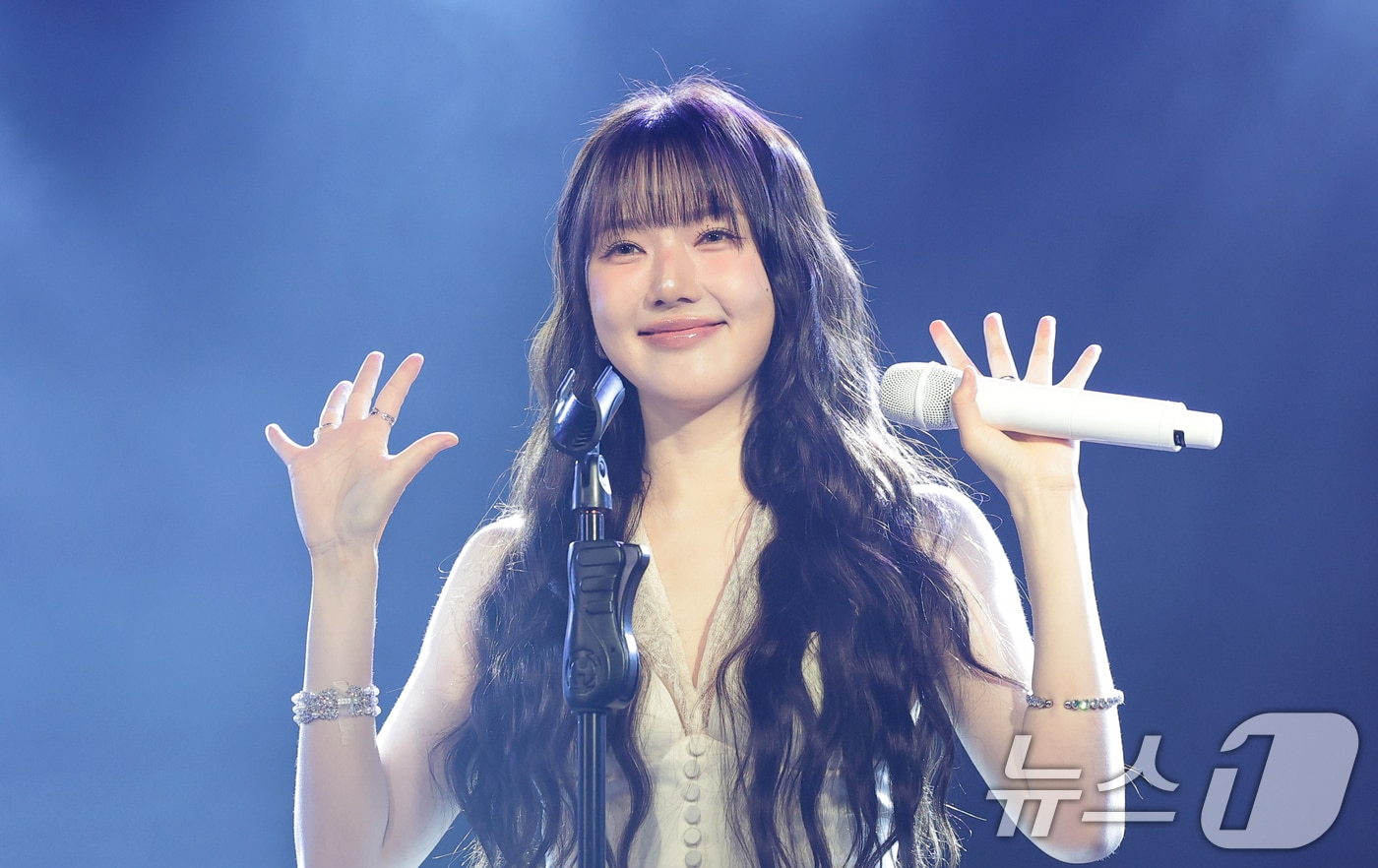 가수 예린이 9일 서울 마포구 홍대 롤링홀에서 열린 네 번째 미니 앨범 'REACH YOU'(리치 유) 발매 쇼케이스에서 수록곡 '폴라리스'를 선보이고 있다. 2026.6.9 ⓒ 뉴스1 권현진 기자