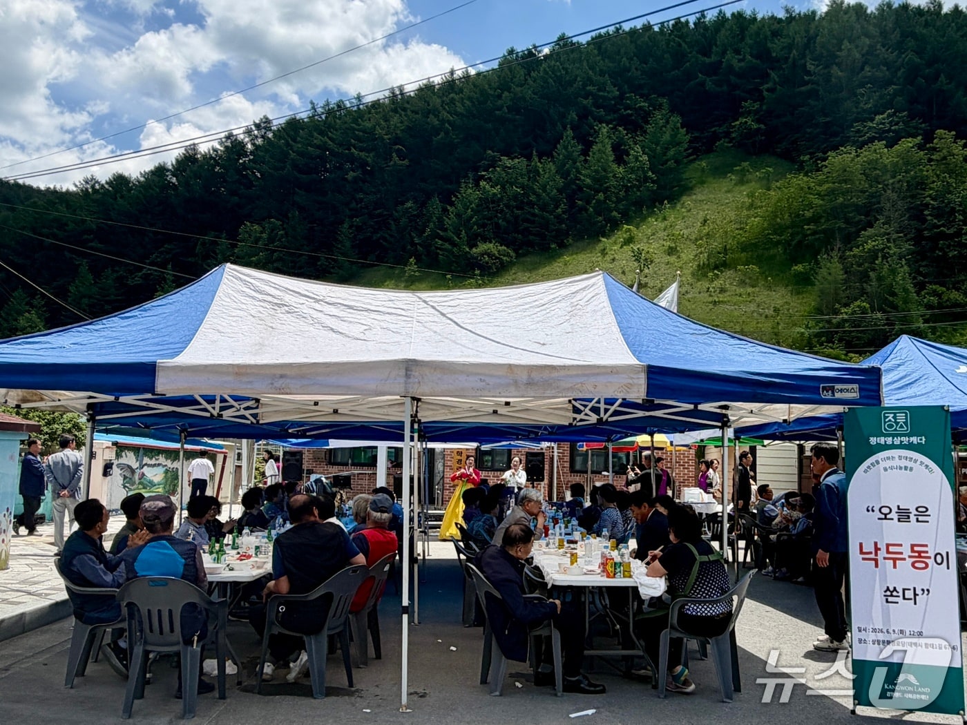 강원랜드사회공헌재단이 올해 '정태영삼 맛캐다' 지원 식당과 함께 석탄산업 전환지역에서 음식 나눔 활동에 나선 가운데, 9일 식당 ‘낙두동’이 태백시 상장문학경로당에서 지역 고령자 100여명을 대상으로 육개장을 제공했다. (강원랜드 사회공헌재단 제공. 재판매 및 DB금지) 2026.6.9/뉴스1