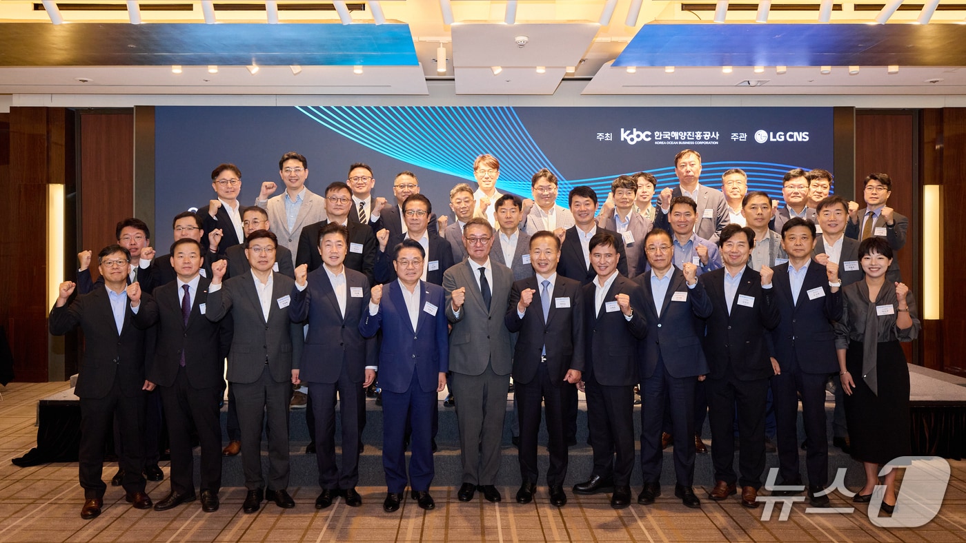 '2026년 해운‧항만‧물류 최고경영자(CEO) AX(AI 전환) 서밋(Summit)'에 참석한 관계자들이 기념촬영을 하는 모습 (해진공 제공. 재판매 및 DB금지)
