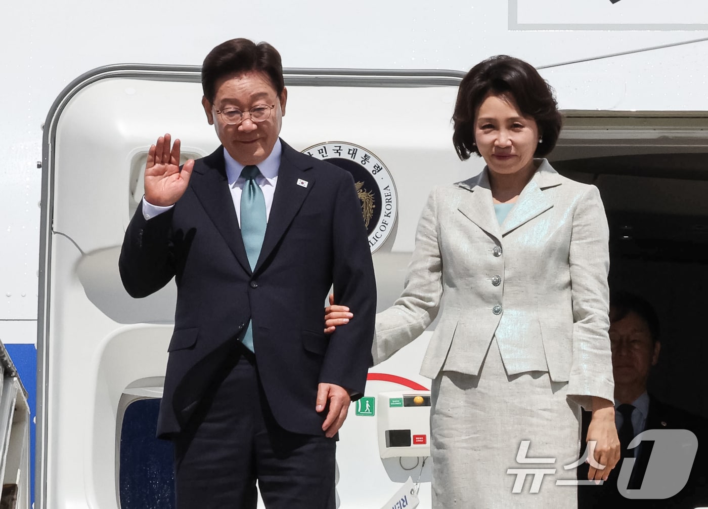 G7 정상회의 참석차 유럽 순방 일정에 나선 이재명 대통령과 김혜경 여사가 9일(현지시간) 벨기에 멜스브루크 군공항에 도착해 환영객들에게 인사하고 있다. 2026.6.9 ⓒ 뉴스1 허경 기자