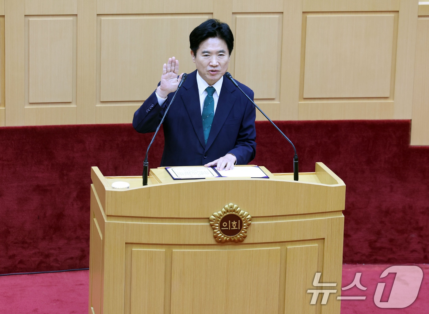 김대중 전남광주통합교육감이 1일 0시 전남도의회 본회의장에서 열린 제1회 임시회 제1차 본회의에서 취임선서하고 있다. 2026.7.1 ⓒ 뉴스1 박지현 기자
