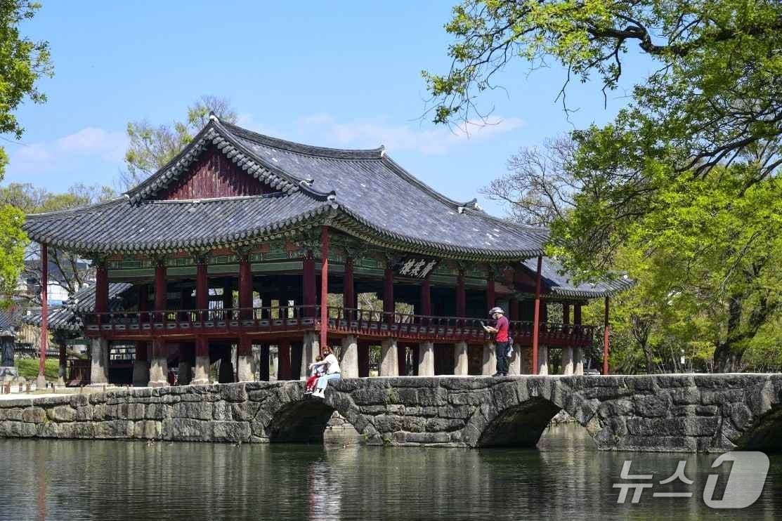 국가유산청이 조선 후기 호남을 대표하는 누각 '남원 광한루'를 국가지정문화유산 국보로 지정했다.