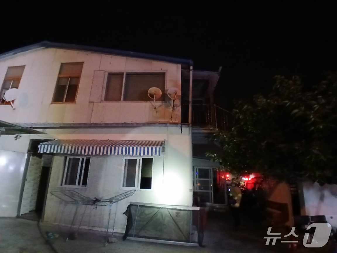 1일 오전 3시 11분쯤 경북 칠곡군 북삼읍 한 주택 1층에서 불이 났다. (경북소방본부 제공. 재판매 및 DB 금지)2026.7.1/뉴스1