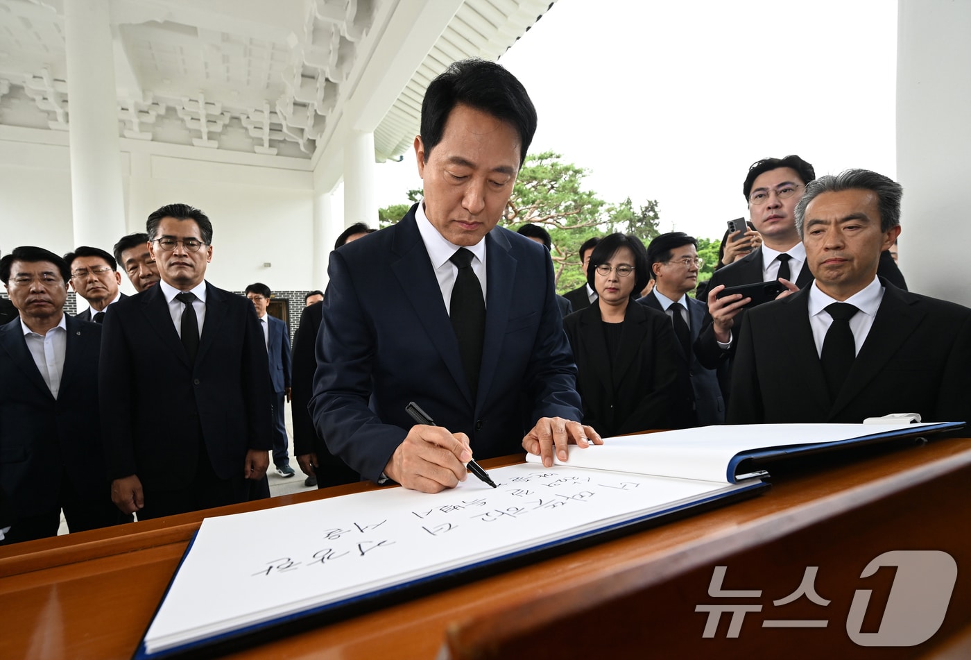 오세훈 서울시장이 1일 서울 동작구 국립서울현충원을 방문해 참배를 마친 뒤 방명록을 남기고 있다. 6·3 전국동시지방선거를 통해 유권자의 선택을 받은 전국 단체장들은 이날부터 4년간의 공식업무에 들어간다. (공동취재) 2026.7.1 ⓒ 뉴스1 이호윤 기자