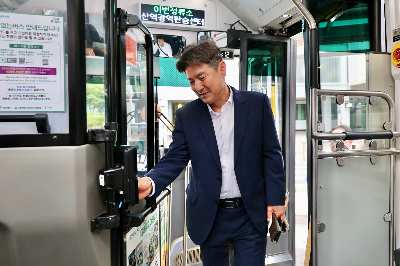 김동욱 서울 도봉구청장이 7월 1일 새벽 출근길 버스에 올라 카드를 찍고 있다.(도봉구 제공)