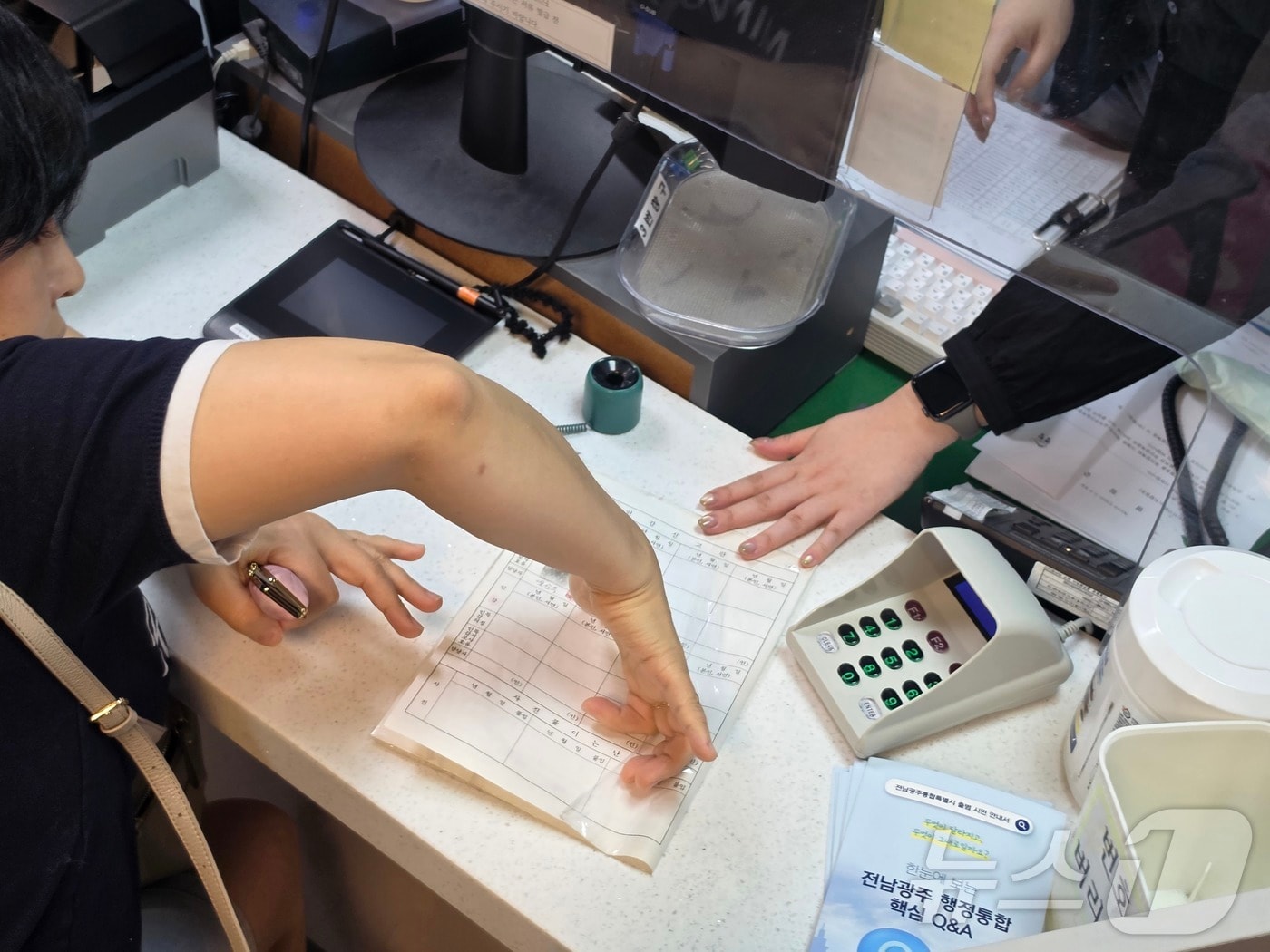 전남광주통합특별시가 출범한 1일 오전 9시 전남광주 서구 치평동 행정복지센터에서 전남광주통합특별시 주민등록증 발급자인 김 모 씨(50)가 신분증 발급을 위해 지문 확인을 하고 있다 2026.7.1 ⓒ 뉴스1 조수민 수습기자
