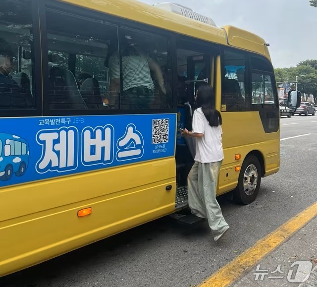 초등학생 방과 후 이동을 지원하는 수요응답형 버스 '제버스(JE-BUS)'. (제천시 제공. 재판매 및 DB금지)/뉴스1 