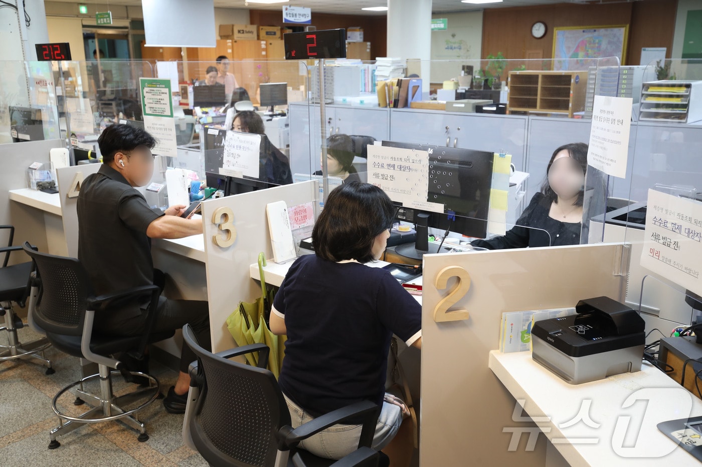 전남광주통합특별시가 출범한 1일 오전 9시 전남광주 서구 치평동 행정복지센터에서 시민들이 신분증 발급을 위해 서류를 작성하고 있다 2026.7.1 ⓒ 뉴스1 조수민 수습기자