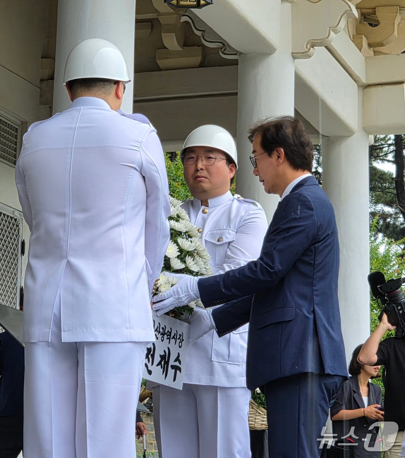 전재수 부산시장이 1일 취임 첫 일정으로 부산 동래구 충렬사를 참배하고 있다. 2026.7.1/뉴스1 ⓒ News1 임순택 기자