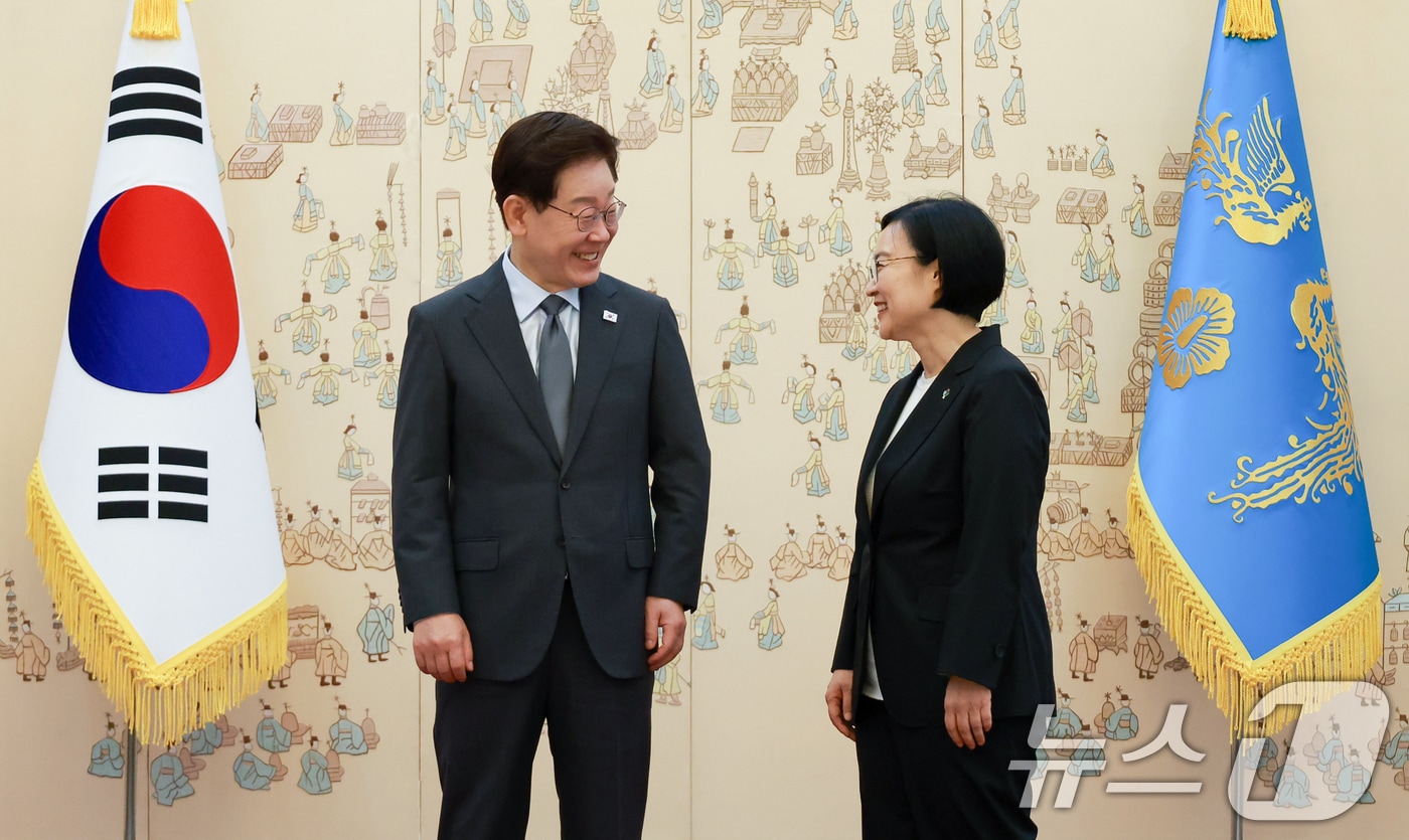이재명 대통령이 1일 청와대에서 한성숙 국무총리에게 임명장을 수여한 후 대화를 하고 있다. (청와대통신사진기자단) 2026.7.1 ⓒ 뉴스1 이재명 기자