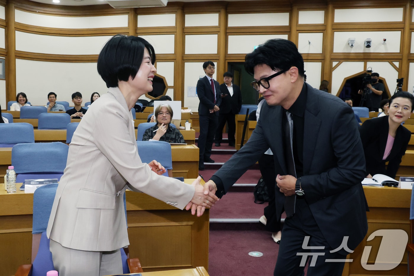지난 1일 무소속 한동훈 의원과 한지아 국민의힘 의원이서울 여의도 국회 의원회관에서 열린 '국민통합컨센서스 대화 2026'에서 악수를 나누고 있다. 2026.7.1 ⓒ 뉴스1 황기선 기자