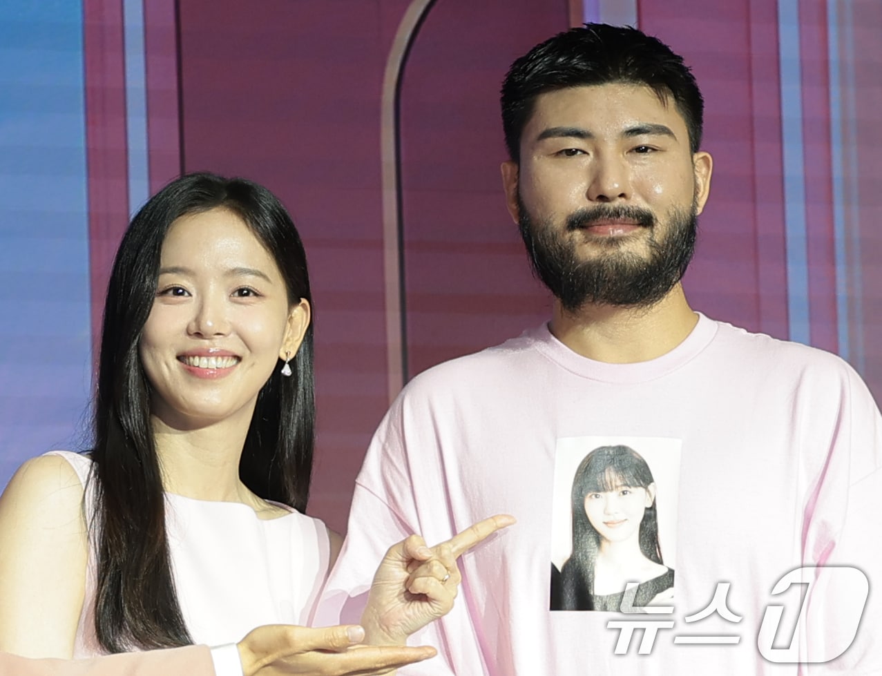 배우 강한나와 가수 카더카든(오른쪽)이 1일 서울 마포구 호텔 나루 서울 엠갤러리에서 열린 넷플릭스 예능 ‘모태솔로지만 연애는 하고 싶어’ 시즌2 제작발표회에서 포즈를 취하고 있다. ‘모태솔로지만 연애는 하고 싶어’ 시즌2는 경험치는 제로지만, 기대치는 최고인 모태솔로들의 첫 연애 도전기이자 공감과 훈수를 부르는 메이크오버 연애 리얼리티다. 2026.7.1 ⓒ 뉴스1 권현진 기자
