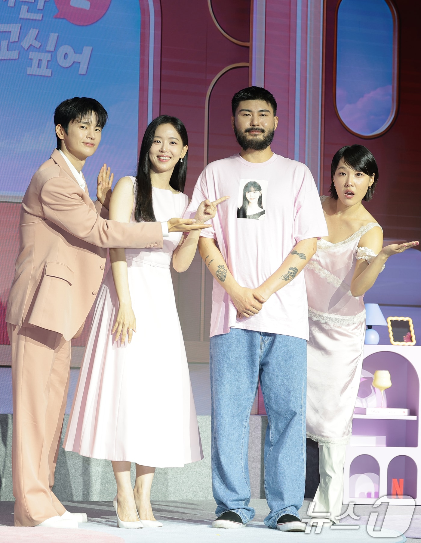 배우 서인국(왼쪽부터)과 강한나, 카더카든, 이은지가 1일 서울 마포구 호텔 나루 서울 엠갤러리에서 열린 넷플릭스 예능 ‘모태솔로지만 연애는 하고 싶어’ 시즌2 제작발표회에서 포즈를 취하고 있다. ‘모태솔로지만 연애는 하고 싶어’ 시즌2는 경험치는 제로지만, 기대치는 최고인 모태솔로들의 첫 연애 도전기이자 공감과 훈수를 부르는 메이크오버 연애 리얼리티다. 2026.7.1 ⓒ 뉴스1 권현진 기자