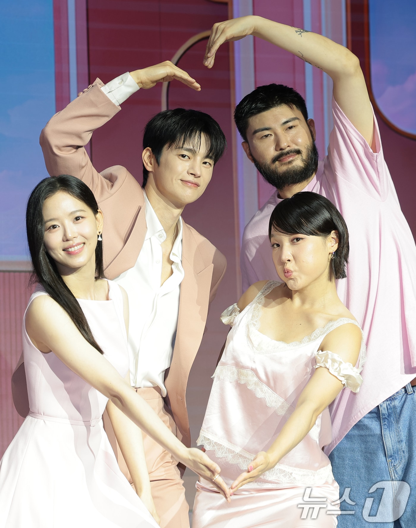 강한나(왼쪽부터)와 서인국, 이은지, 카더카든이 1일 서울 마포구 호텔 나루 서울 엠갤러리에서 열린 넷플릭스 예능 ‘모태솔로지만 연애는 하고 싶어’ 시즌2 제작발표회에서 포즈를 취하고 있다. ‘모태솔로지만 연애는 하고 싶어’ 시즌2는 경험치는 제로지만, 기대치는 최고인 모태솔로들의 첫 연애 도전기이자 공감과 훈수를 부르는 메이크오버 연애 리얼리티다. 2026.7.1 ⓒ 뉴스1 권현진 기자
