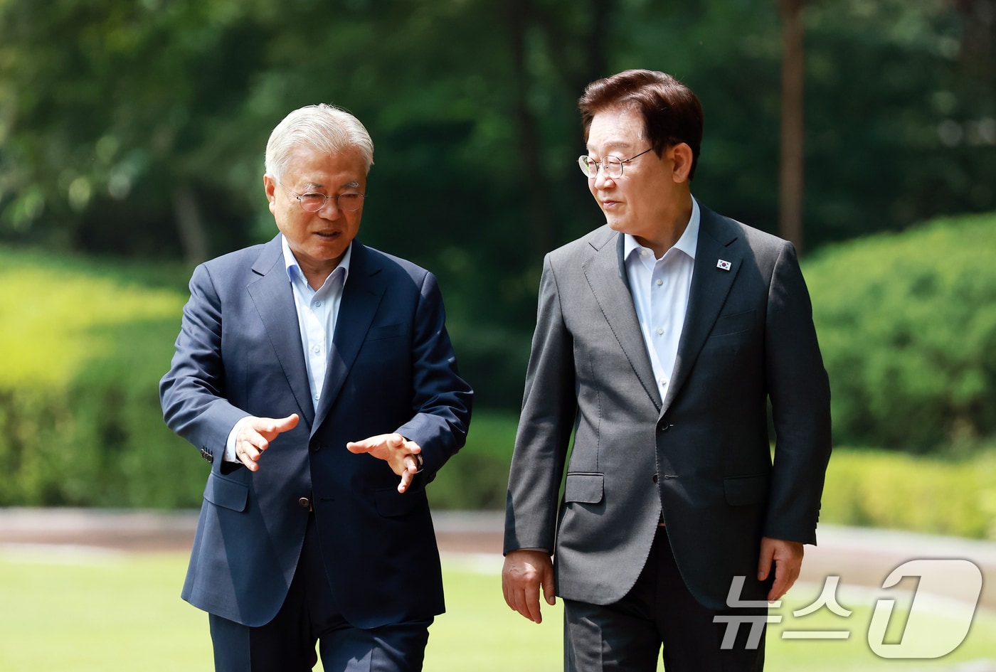 이재명 대통령과 문재인 전 대통령이 1일 청와대 상춘재에서 열린 오찬 회동에 입장하고 있다. 2026.7.1 ⓒ 뉴스1 허경 기자