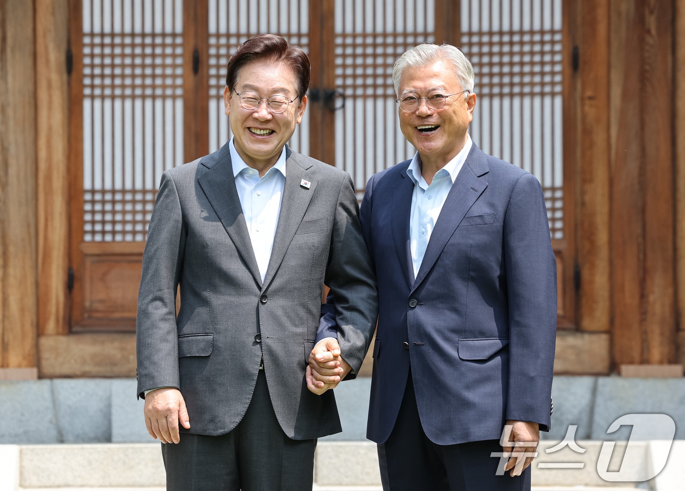이재명 대통령과 문재인 전 대통령이 지난 1일 청와대 상춘재에서 열린 오찬 회동에서 기념촬영을 하고 있다. 2026.7.1 ⓒ 뉴스1 허경 기자