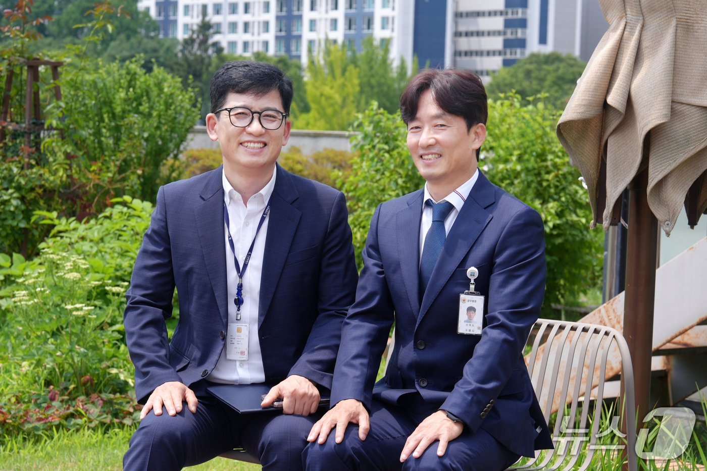 경기 수원특례시 최초 '형제 4급 서기관'인 권혁주 도서관사업소장(왼쪽)과 권혁도 상수도사업소장. (수원특례시 제공. 재판매 및 DB 금지) 2026.7.1/뉴스1