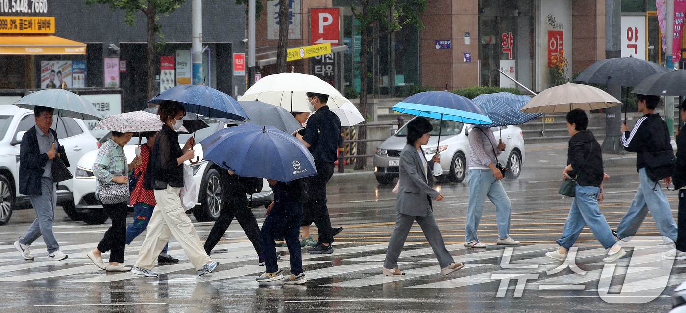 7월 장마가 시작된 1일 부산 동래구 도시철도 동래역 앞에서 우산을 쓴 시민들이 발걸음을 옮기고 있다. 2026.7.1 ⓒ 뉴스1 윤일지 기자