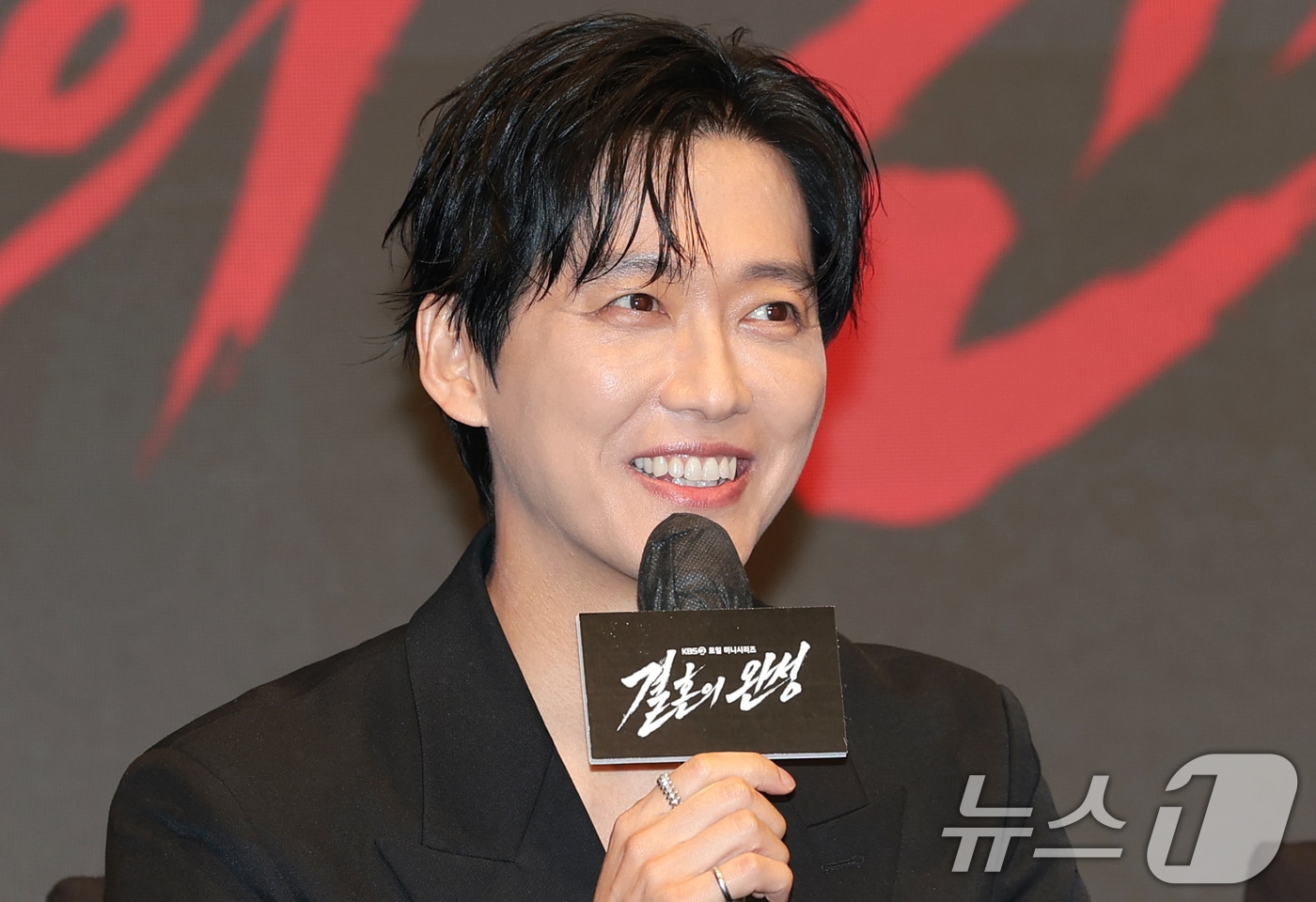 배우 남궁민이 1일 오후 서울 구로구 디큐브시티 더세인트에서 열린 KBS 2TV 토일 미니시리즈 ‘결혼의 완성’(극본 정재하) 제작발표회에 참석해 취재진 질문에 답하고 있다. ‘결혼의 완성’은 이혼 직전 납치된 아내를 구하기 위해 인면수심의 범죄자와 극한 사투를 벌이게 된 한 남자의 위험천만한 범죄 스릴러다. 2026.7.1 ⓒ 뉴스1 권현진 기자