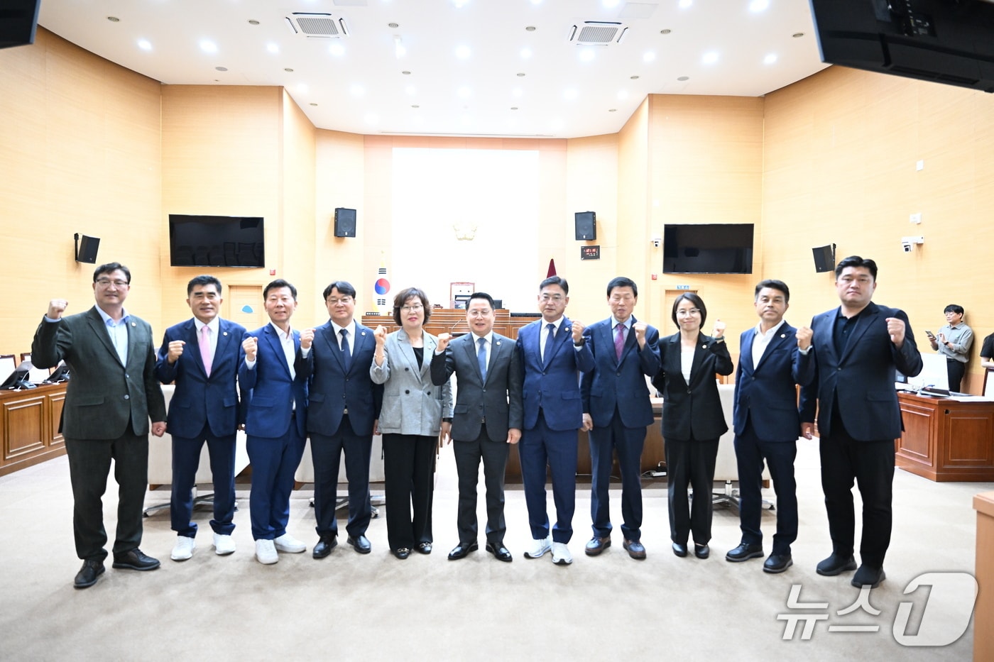 군의회는 1일 '제301회 임시회 제1차 본회의'를 열고 전반기 의장에 성중기 의원, 부의장에 심부건 의원을 선출했다고 밝혔다.(의회 제공. 재판매 및 DB금지)2026.7.1/뉴스1