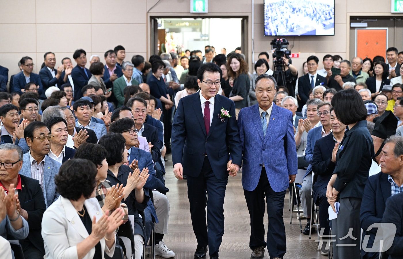 이홍기 거창군수(사진 왼쪽) 가 1일 군청 대회의실에서 열린 군수 취임식에 참석하고 있다(거창군 제공. 재판매 및 DB금지).