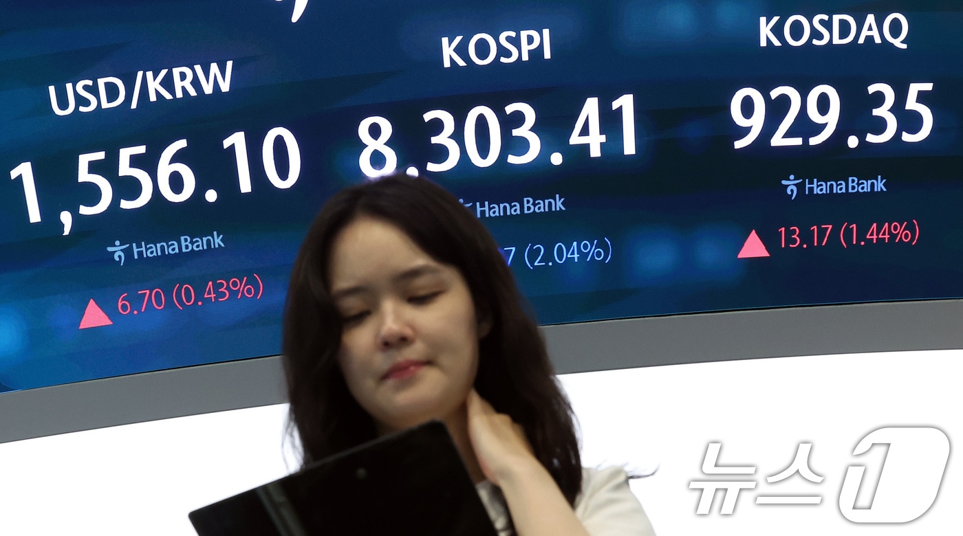원·달러 환율이 고공행진을 이어가고 있는 1일 서울 중구 하나은행 본점 딜링룸에 종가가 나오고 있다.2026.7.1 ⓒ 뉴스1 김성진 기자