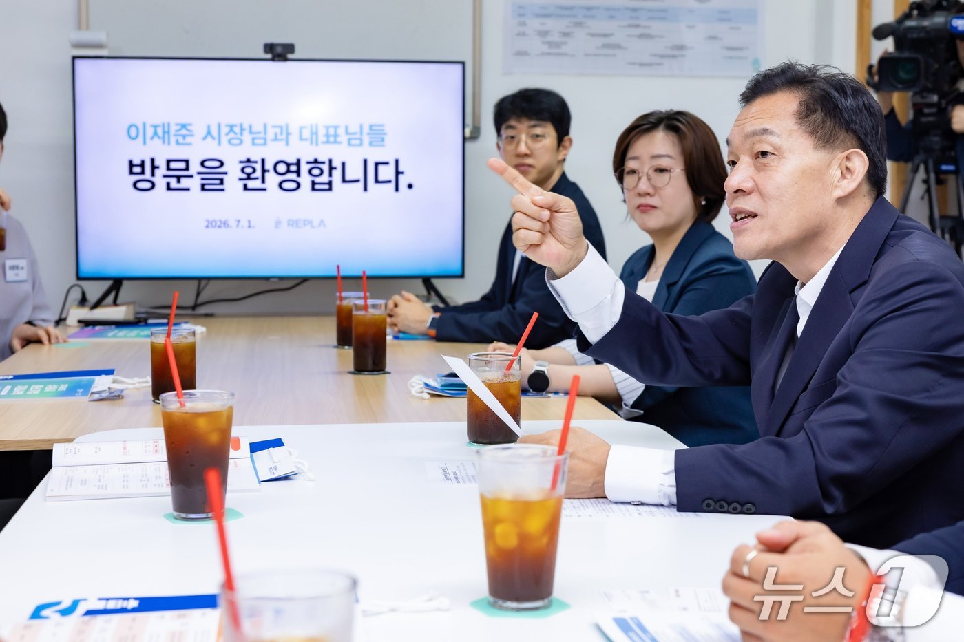 이재준 경기 수원특례시장이 취임 첫날인 1일 영통구 신동 벤처기업 ㈜리플라를 찾아 청년벤처기업인 7명과 소통 간담회를 열고 애로사항과 지원 방안을 논의하고 있다. (수원특례시 제공. 재판매 및 DB 금지) 2026.7.1/뉴스1