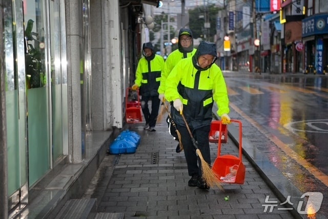 취임 첫 날인 1일 새벽 강철호 부산 동구청장이 통학로를 청소하는 모습 (부산 동구 제공. 재판매 및 DB금지)