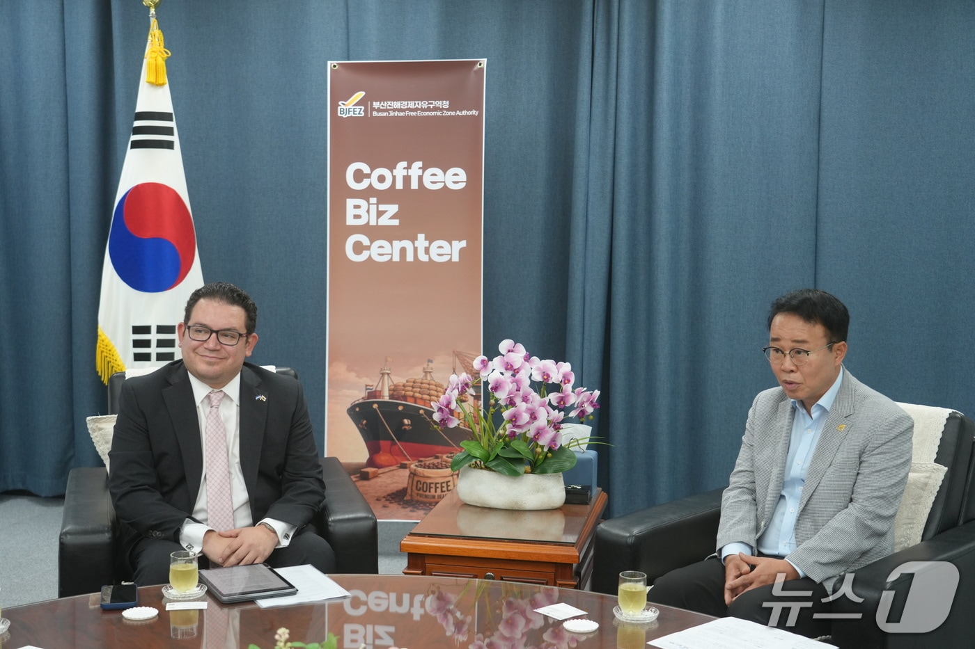 박성호 부산진해경제자유구역청장(오른쪽)과 페데리코 게레로 주한 엘살바도르 대사가 대화를 나누는 모습 (경자청 제공. 재판매 및 DB금지)
