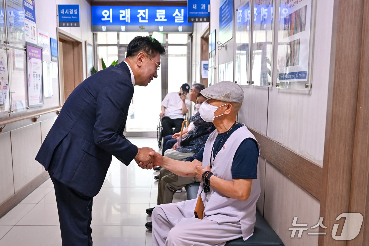 전진선 경기 양평군수가 1일 취임식 대신 양평병원을 찾아 의료 현장을 점거하고 있다.(양평군 제공. 재판매 및 DB 금지)/뉴스1