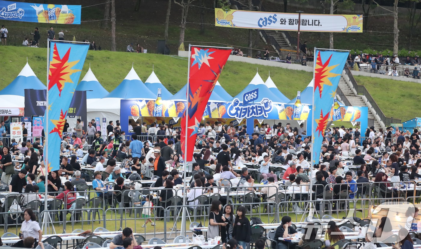 1일 오후 대구 달서구 두류공원에서 개막한 '2026 대구치맥페스티벌'을 찾은 시민들이 치킨과 맥주를 즐기고 있다. (사진은 기사 내용과 무관함) 2026.7.1 ⓒ 뉴스1 공정식 기자