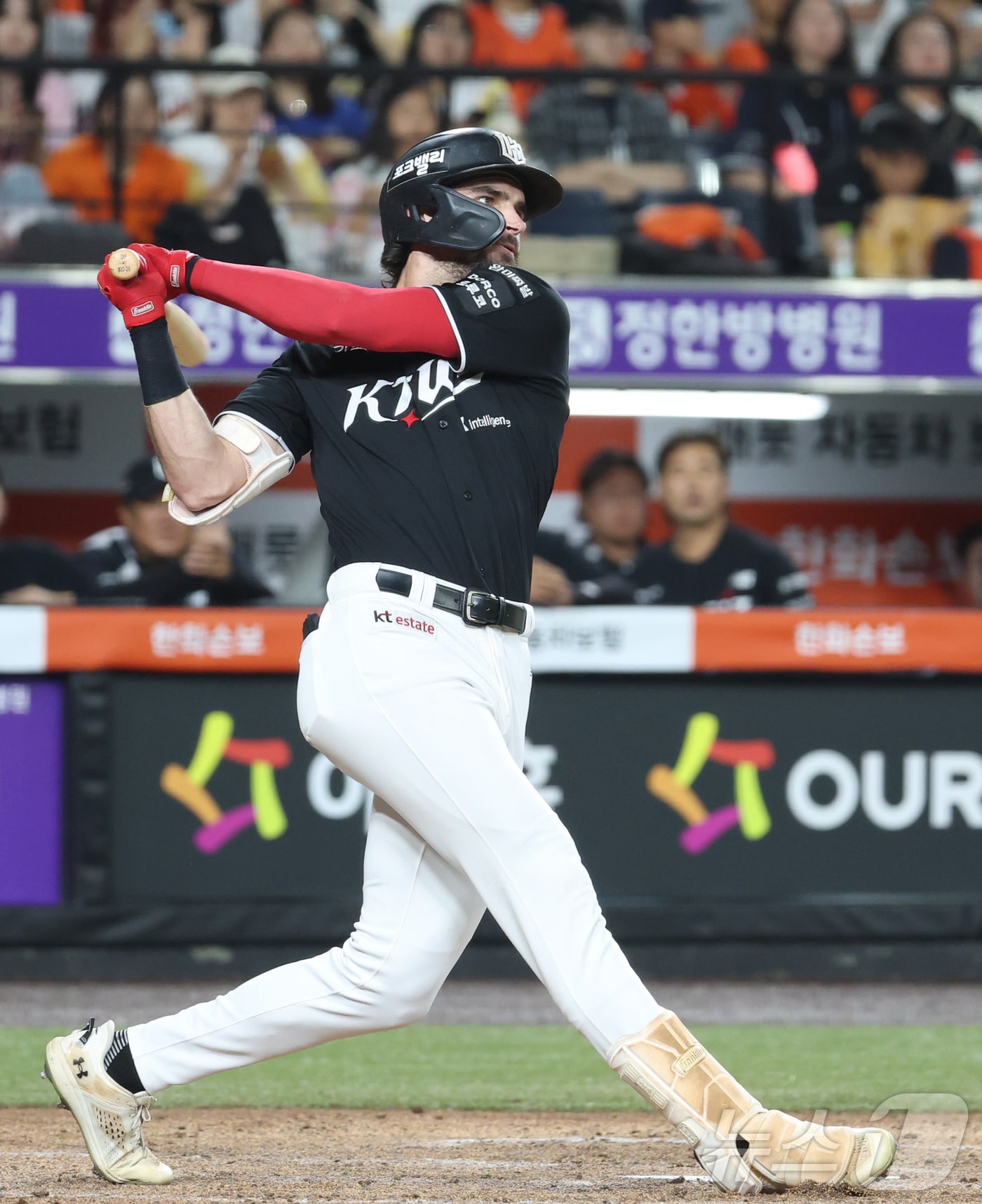 1일 대전 한화생명볼파크에서 열린 2026 신한 SOL KBO리그 KT위즈와 한화 이글스의 경기에서 5회초 KT 힐리어드가 역전 2타점 안타를 치고 있다. 2026.7.1 ⓒ 뉴스1 김기남 기자