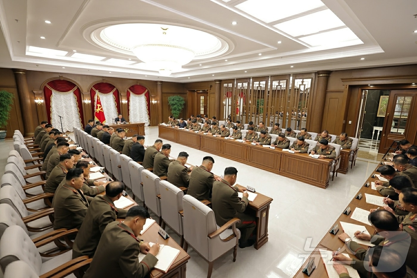 (평양 노동신문=뉴스1) = 북한 노동당 기관지 노동신문은 10일 김정은 당 총비서가 전날인 9일 당 중앙군사위원회 확대회의를 주재했다고 보도했다. 회의에는 노동당 중앙군사위원회 위원들이 참석했으며 국방성 주요 지휘관, 인민군 각급 대연합부대 군정지휘관, 당 중앙위원회 해당 부서 간부들이 방청했다. [국내에서만 사용가능. 재배포 금지. DB 금지. For Use Only in the Republic of Korea. Redistribution Prohibited] rodongphoto@news1.kr