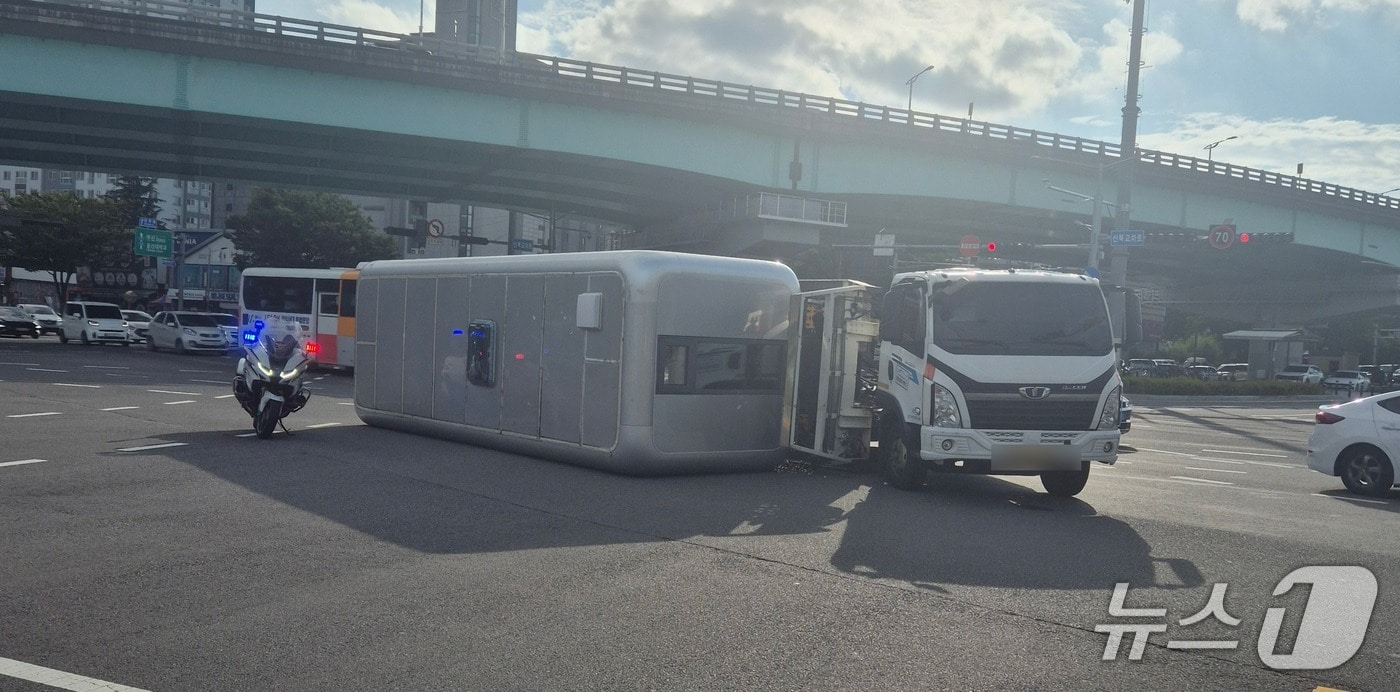 지난 9일 오후 4시 55분께 울산 남구 신복교차로에서 컨테이너 화물차에 실려 있던 카라반이 도로로 떨어졌다. 이 사고로 교차로 일대에 차량 정체가 빚어졌다.(독자 제공. 재판매 및 DB금지)/뉴스1
