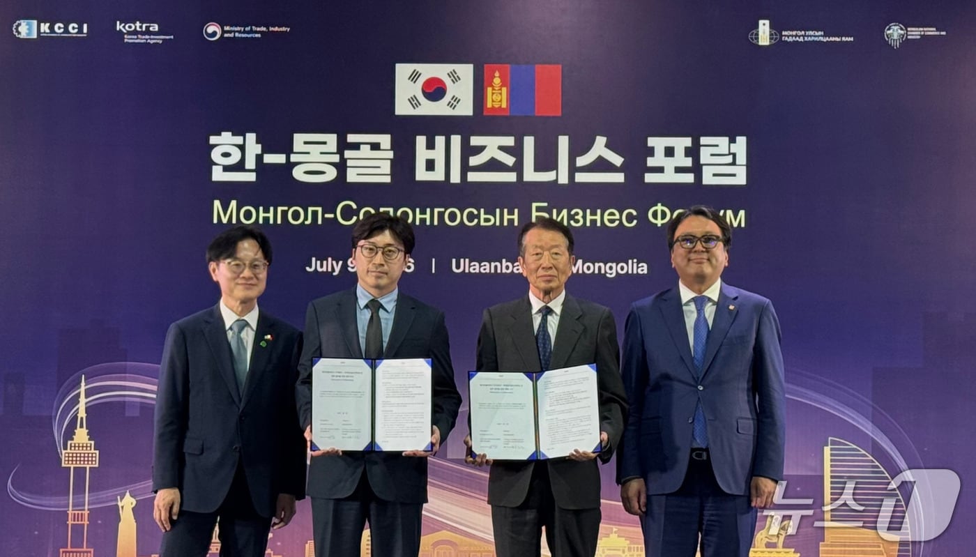 왼쪽부터 김정관 산업통상부 장관, 이주완 메가클라우드 의장, 정순훈 후레대 총장, 도그미드 도르지한드 몽골 부총리가 'AI·클라우드 인재 양성을 위한 업무협약'을 체결한 뒤 기념촬영을 하고 있다. (메가클라우드 제공)