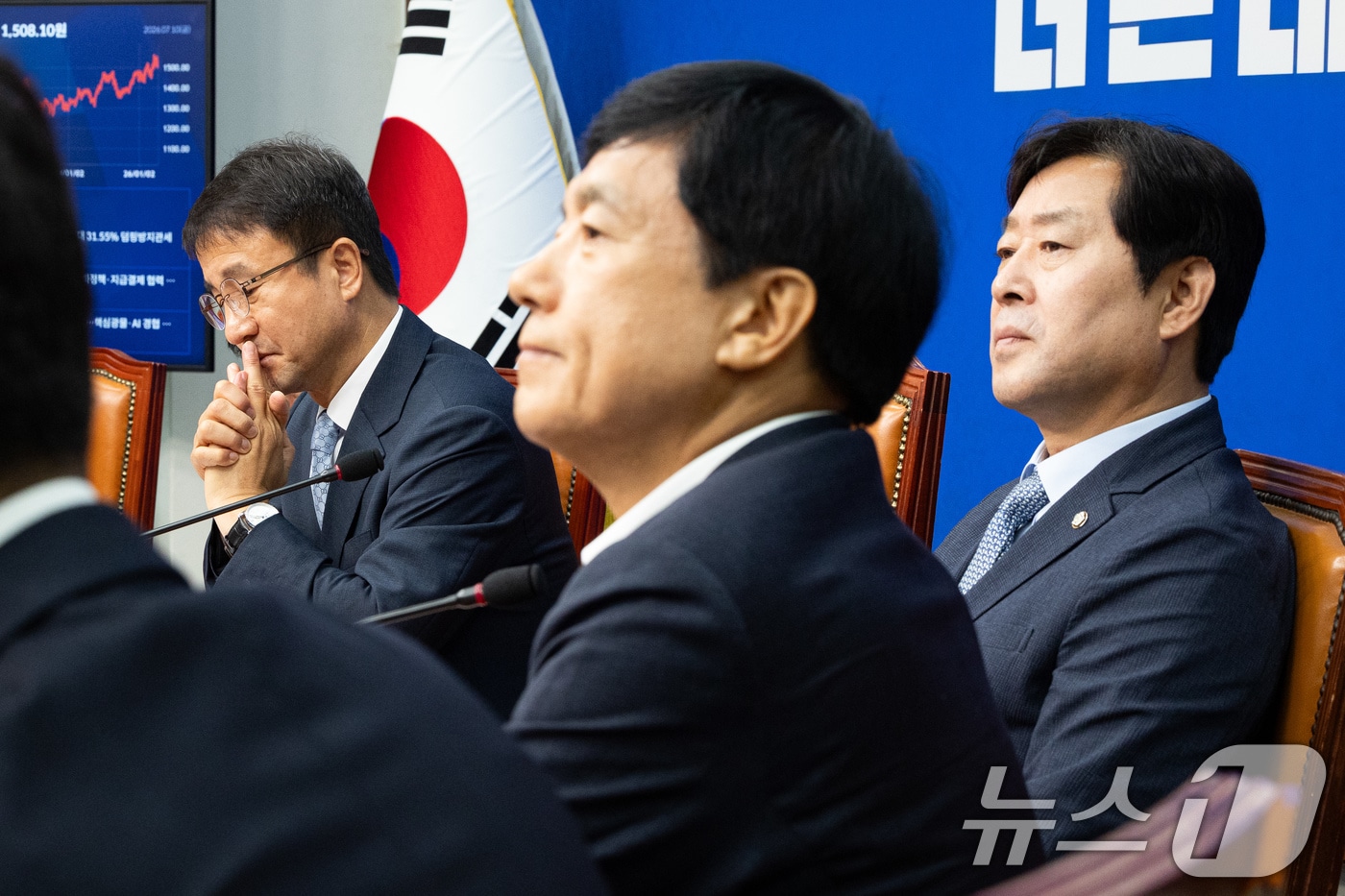 한병도 더불어민주당 당대표 직무대행 겸 원내대표를 비롯한 지도부가 10일 서울 여의도 국회에서 열린 최고위원회의에서 굳은 표정을 짓고 있다. 왼쪽부터 한 직무대행, 이성윤, 황명선 최고위원. 2026.7.10 ⓒ 뉴스1 유승관 기자