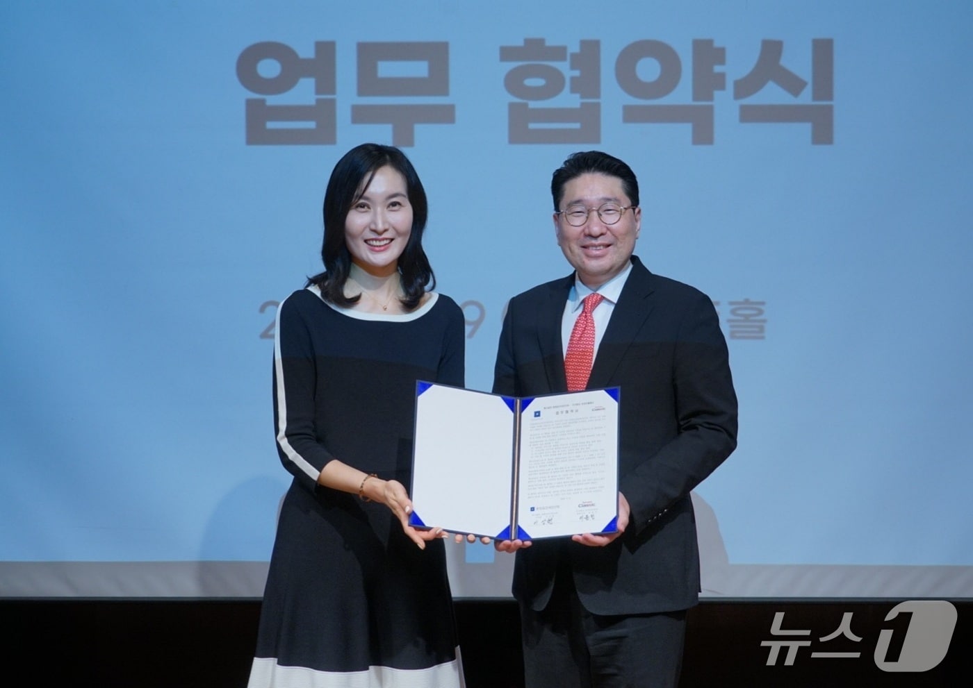 문화유산국민신탁과 ㈜토마토클래식이 문화유산 가치 확산과 클래식 공연예술 협력을 위한 업무협약을 지난 9일 서울 마포구 토마토홀에서 맺었다.