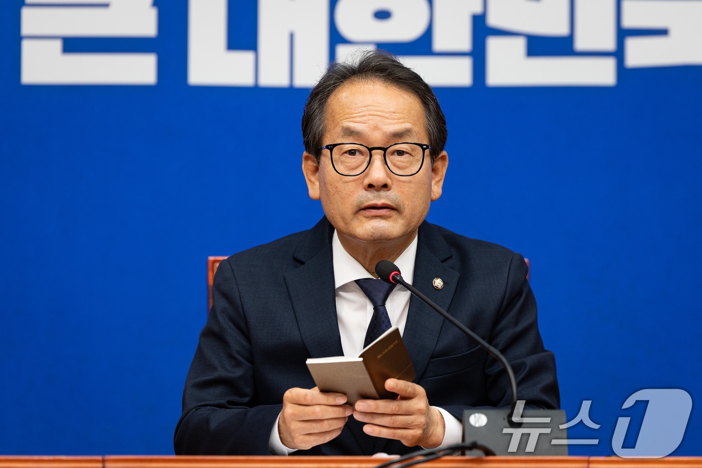 강준현 더불어민주당 수석대변인이 10일 서울 여의도 국회에서 최고위원회의 종료 후 브리핑하고 있다. 2026.7.10 ⓒ 뉴스1 유승관 기자