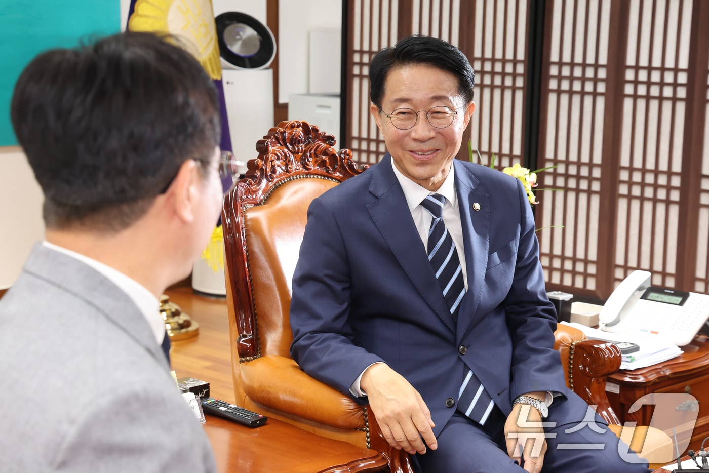 조정식 국회의장이 지난 10일 오전 서울 여의도 국회 의장집무실에서 과 김영훈 고용노동부 장관과 대화를 나누고 있다. 2026.7.10 ⓒ 뉴스1 황기선 기자