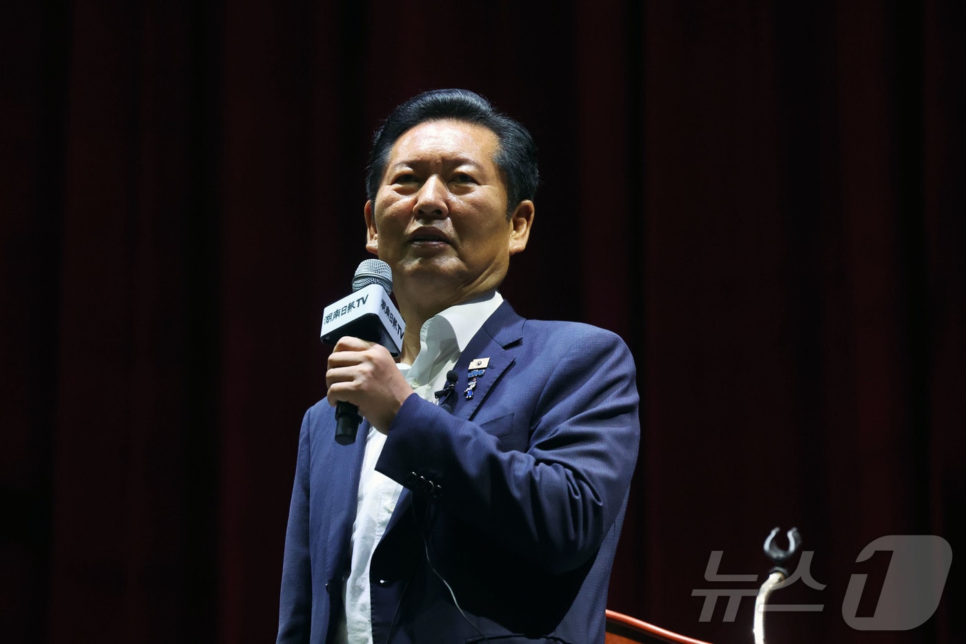 정청래 전 더불어민주당 대표가 지난 10일 오후 전남광주통합특별시 동구 조선대학교 해오름관에서 '국민이 지킨 나라, 민주적 국민정당'을 주제로 특별 강연을 하고 있다. 2026.7.10 ⓒ 뉴스1 조수민 기자