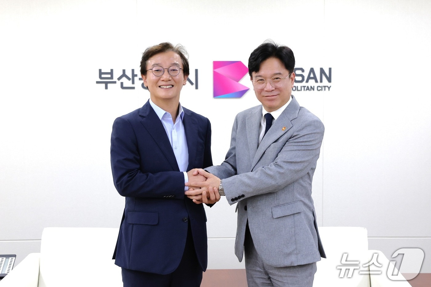 전재수 부산시장은 8일 부산시청 시장 집무실에서 김영훈 고용노동부 장관을 만나 해양산업 경쟁력 강화와 지역 일자리 창출 방안 등을 논의했다.(부산시 제공. 재판매 및 DB금지)