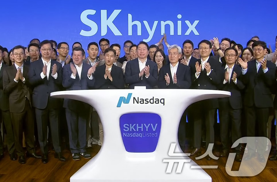 최태원 SK그룹 회장, 곽노정 SK하이닉스 대표이사를 비롯한 임직원들이 10일 미국 뉴욕 나스닥 타워에서 주식예탁증서(ADR) 나스닥 시장 상장 세리머니를 하고 있다. (SK하이닉스 유튜브 캡쳐) 2026.7.10 ⓒ 뉴스1