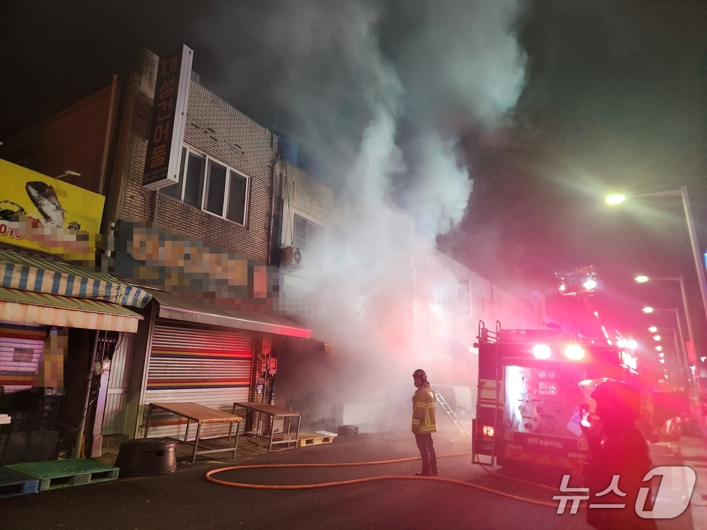 10일 오후 10시 52분께 전북 군산시 해망동 한 상가주택에서 불이 나 소방이 진화에 나서고 있다.(전북 소방본부 제공. 재판매 및 DB금지)/뉴스1