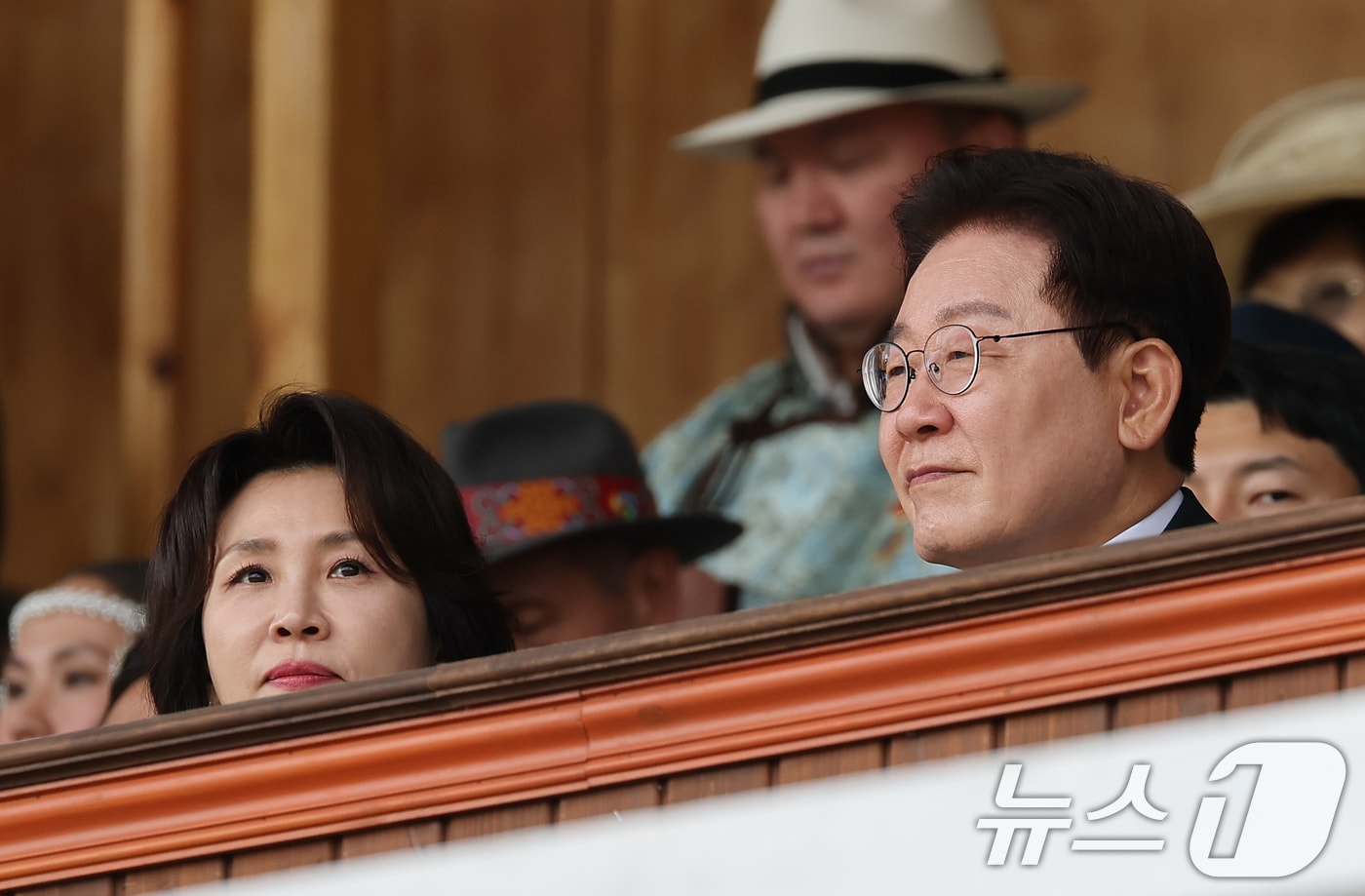 몽골을 국빈 방문 중인 이재명 대통령과 김혜경 여사가 11일(현지시간) 울란바타르 국립 체육경기장에서 열린 나담축제 개막식에 참석해 공연을 관람하고 있다. 2026.7.11 ⓒ 뉴스1 허경 기자