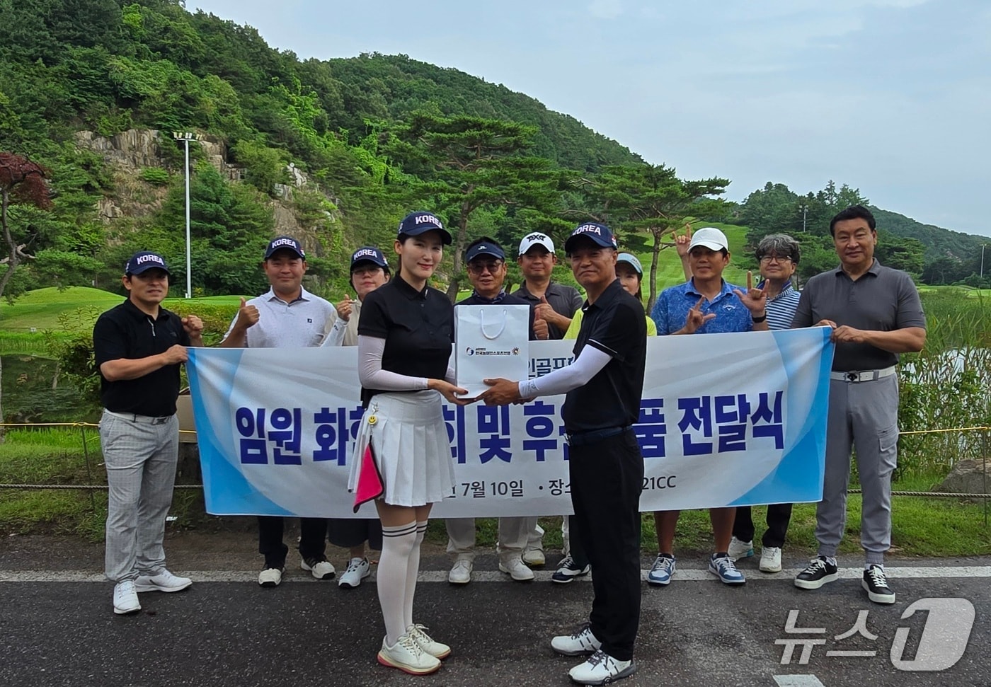 김두연 이사(왼쪽)가 세계농아인곮프선수권대회에 출전하는 대한민국 선수단에 유니폼 등 후원 물품을 전달하고 있는 모습.(농아인골프협회 제공)