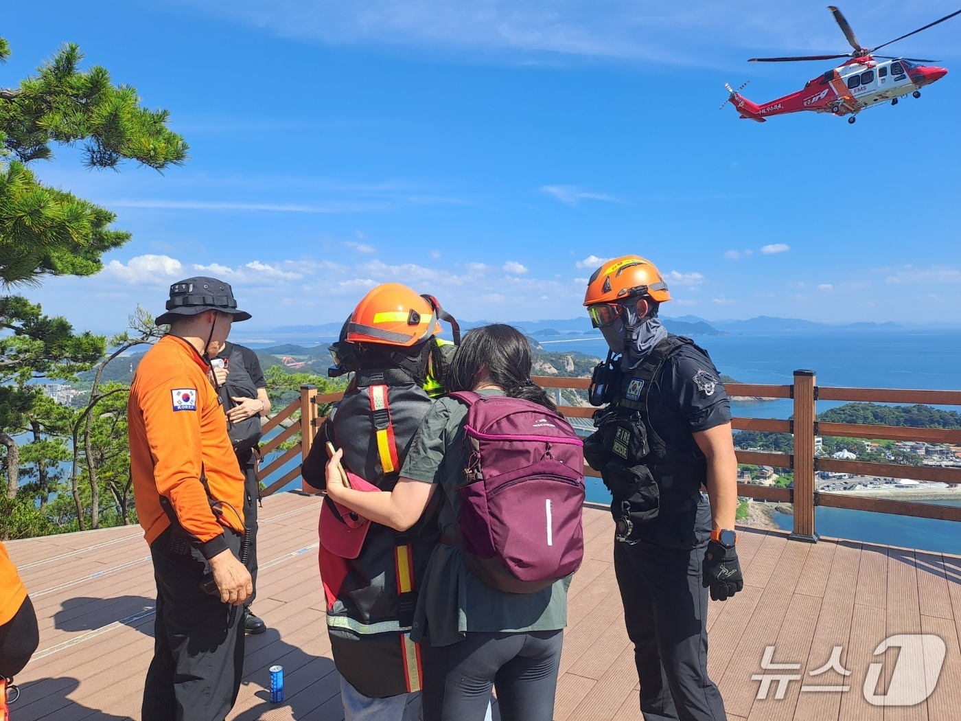 11일 전북 군산시 옥도면 대장도 대장봉 정상에서 20대가 열탈진 증세를 호소해 소방당국이 헬기 이송을 준비하고 있다.(전북소방본부 제공. 재판매 및 DB금지)/뉴스1