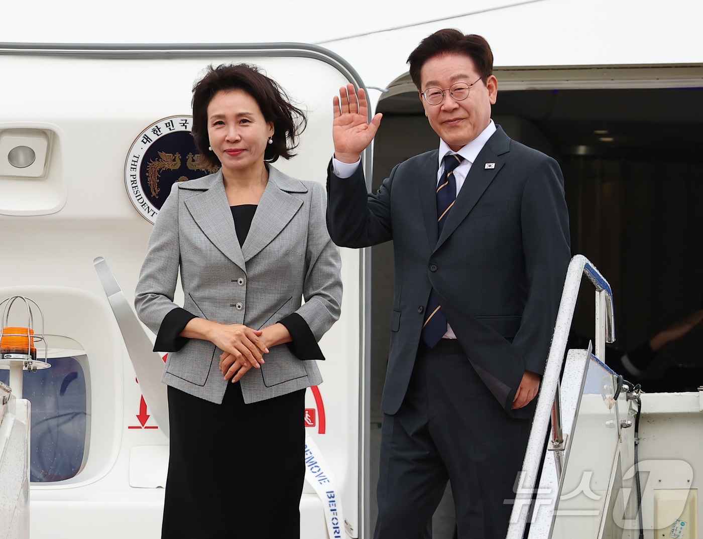 몽골 국빈 방문 공식 일정을 마치고 귀국하는 이재명 대통령과 김혜경 여사가 11일(현지시간) 칭기즈칸 국제공항 한국행 공군 1호기에서 환송객에게 인사하고 있다. 2026.7. 11 ⓒ 뉴스1 이재명 기자