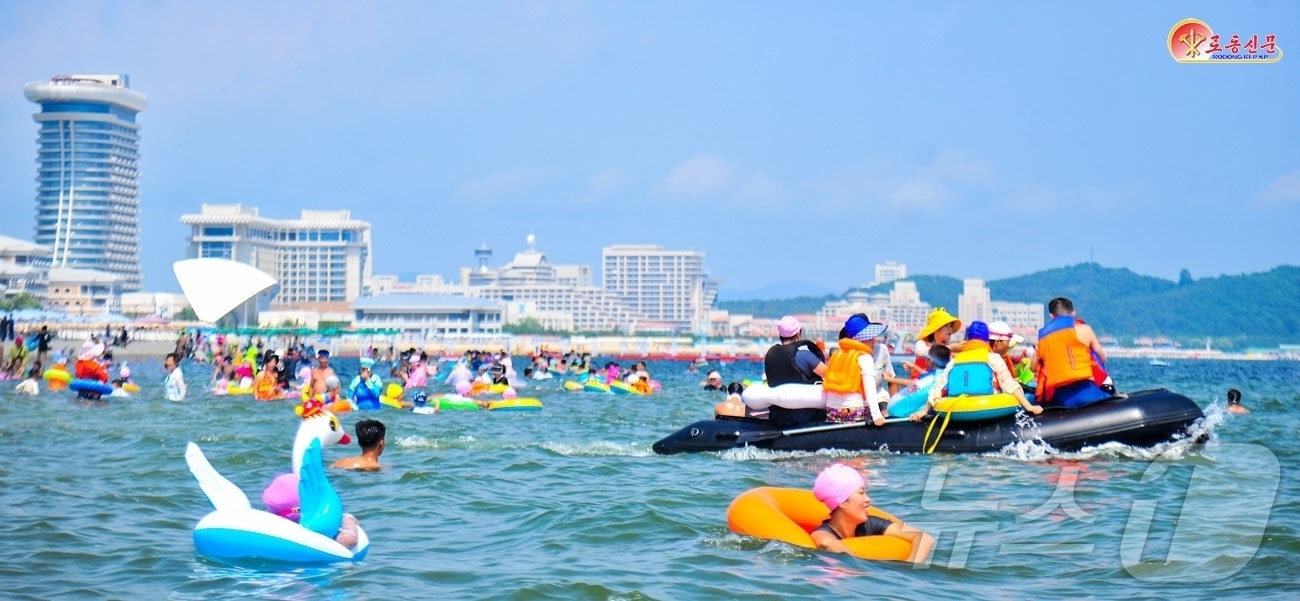 (평양 노동신문=뉴스1) = 북한 노동당 기관지 노동신문은 12일 "위대한 변혁의 새 시대와 더불어 훌륭하게 꾸려진 문화정서 생활기지마다에서 인민들의 행복의 웃음소리 끝없이 넘쳐나는 속에 요즘 동해의 원산갈마해안관광지구로는 수많은 사람들이 끊임없이 찾아와 즐거운 한때를 보내고 있다"라고 전했다. [국내에서만 사용가능. 재배포 금지. DB 금지. For Use Only in the Republic of Korea. Redistribution Prohibited] rodongphoto@news1.kr